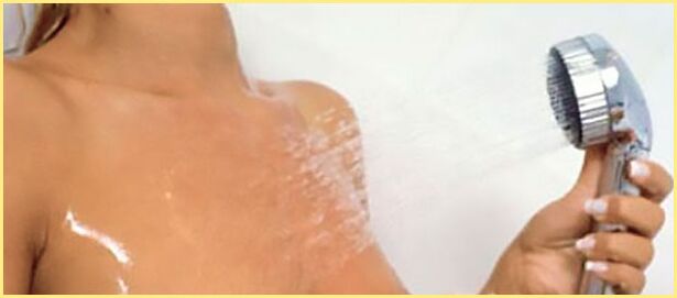 Воден масаж на гърдите с душ