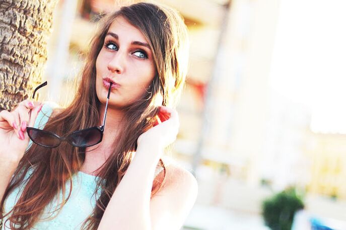 Едно момиче мисли дали да се подложи на пластична операция за уголемяване на гърдите.