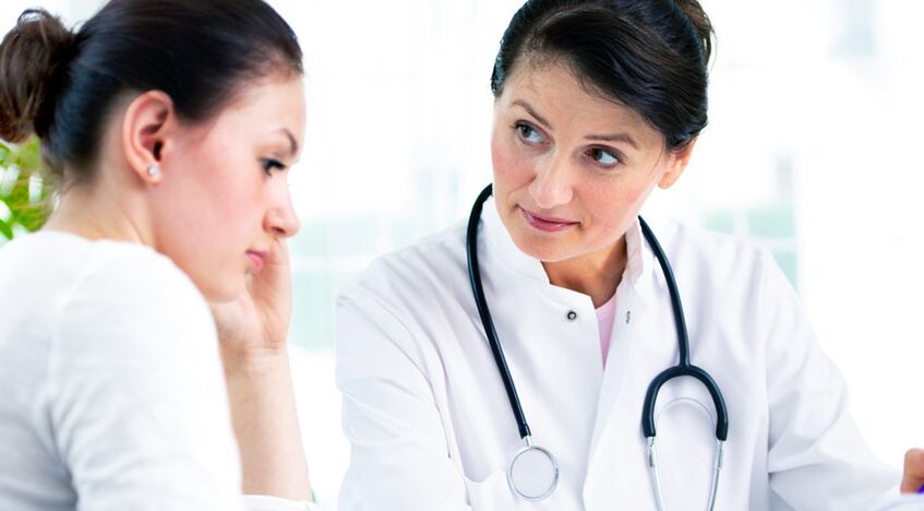 Лекарят съветва пациента относно показанията за аугментационна мамопластика.