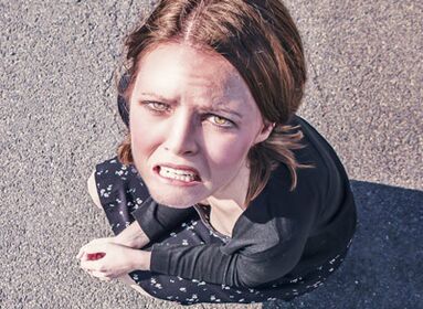 Момичето се изправи пред последствията от аугментационната мамопластика